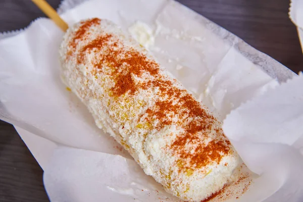 Elotes 'un görüntüsü mısır sokak yemekleri Meksika yemek cotija peyniri baharatlı biber tozu beyaz tabakta