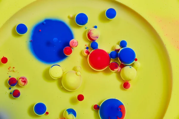 Imagen Placa Petri Abstracta Bolas Esfera Aceite Amarillo Vibrantes Colores — Foto de Stock