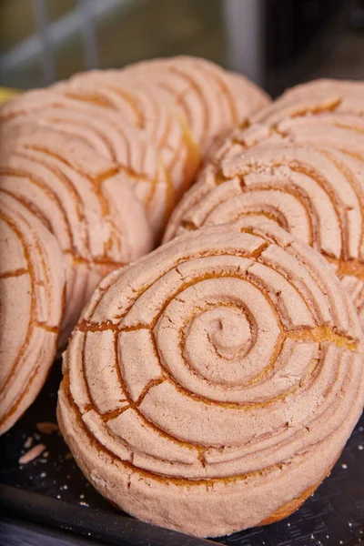 ブラックトレイ焼き商品にメキシコの甘いパンコンチャスチョコレートココアのイメージ — ストック写真