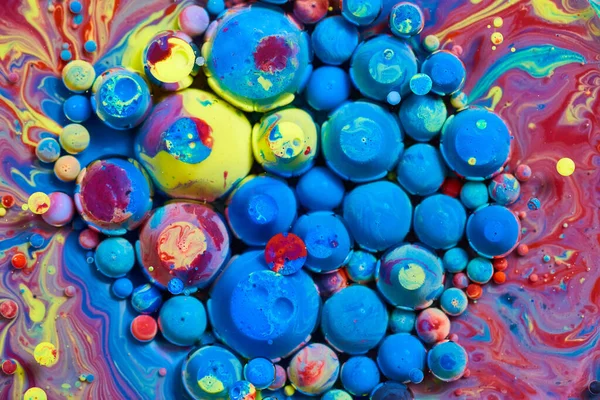 油の抽象的な背景資産と青赤と黄色の活気のある塗料の大小の大理石のボールのイメージ — ストック写真