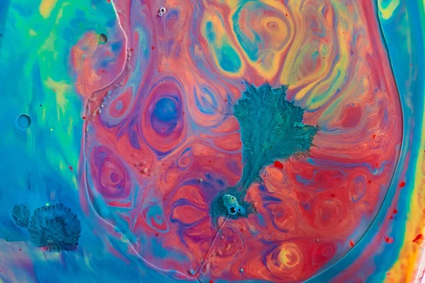 색깔의 바다위에 추상적 환상적 해파리의 이미지 무지개 공작의 자산을 넣는다 — 스톡 사진