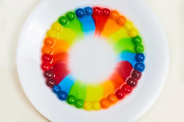 Kép Szivárvány Skittles Cukorka Fehér Lemez Nyakkendő Die Kör — Stock Fotó