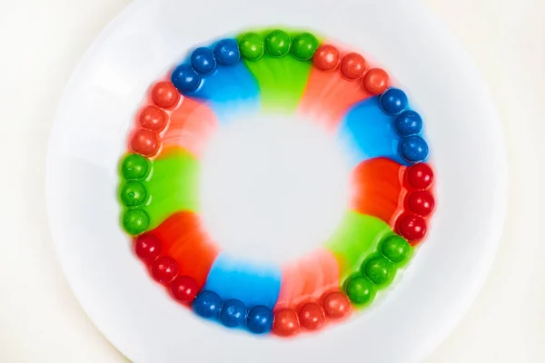 Obraz Koła Czerwonego Niebieskiego Zielonego Krwawić Kolory Wody Jak Skittles — Zdjęcie stockowe
