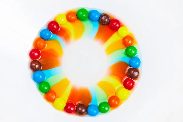 食品染料から水を着色したSkittleキャンディーポータルの画像 — ストック写真