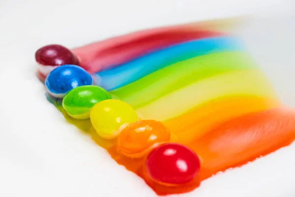 Obraz Skittles Tęczy Smugi Białym Tle — Zdjęcie stockowe