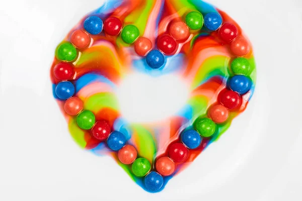 Kép Skittles Candy Heart Szivárgó Színek Háttér — Stock Fotó