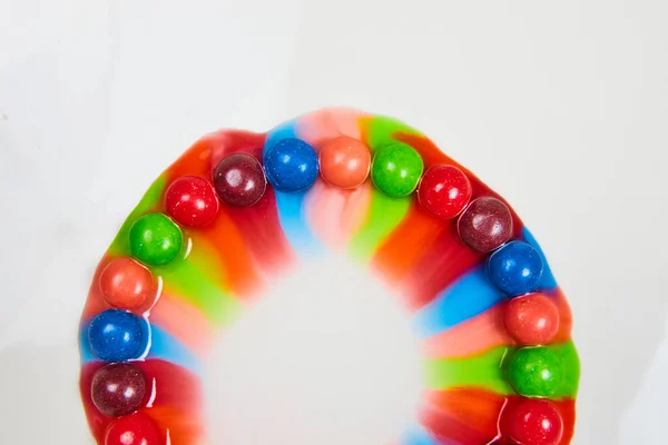 Изображение Конфет Skittles Воде Создающих Полукупол Радужную Арку Белом Фоне — стоковое фото