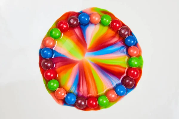 Kép Kör Vagy Átjáró Skittles Cukorka Fehér Háttér Szivárvány Hatása — Stock Fotó