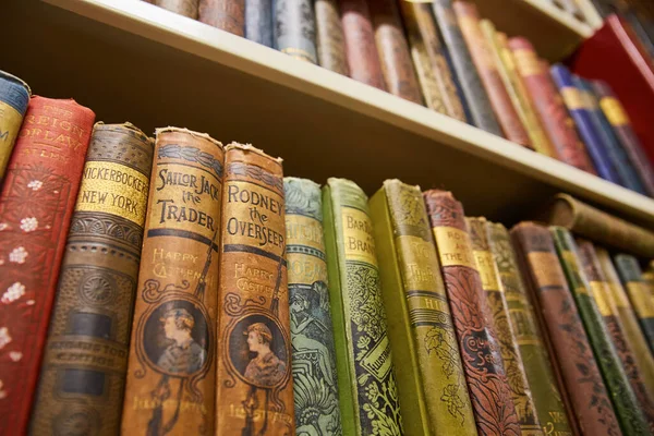 書店の棚や図書館の背景資産に古い本の行のイメージ — ストック写真