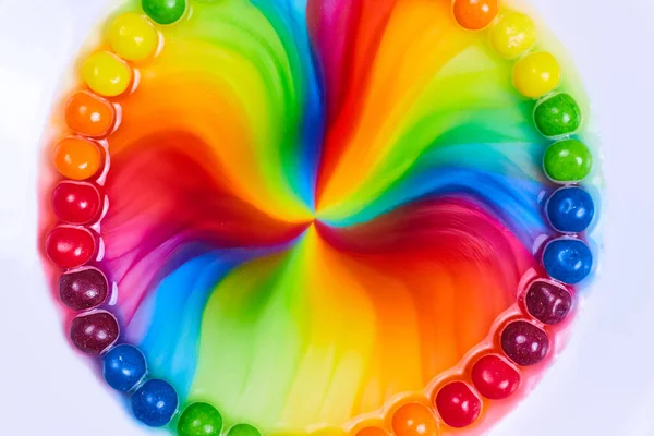 水中の虹色の円のイメージ キャンディーの輪の中 — ストック写真