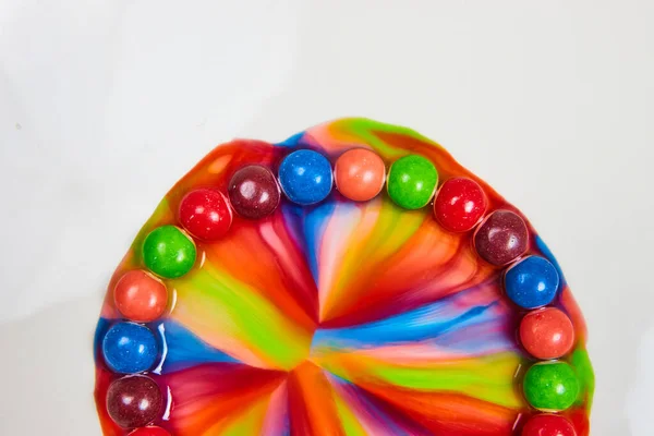 Yarım Portalın Görüntüsü Şekerli Sulu Şekerli Çeşitli Renklerde Beyaz Bir — Stok fotoğraf