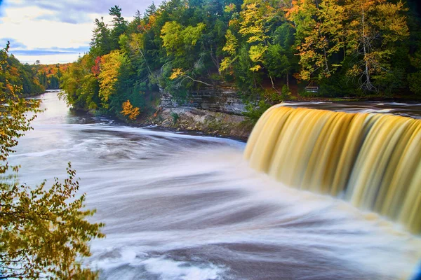 塔卡迈农瀑布 Tahquamenon Falls 光滑的白水与大瀑布 秋天的彩色森林和蜿蜒的河流的图像 — 图库照片