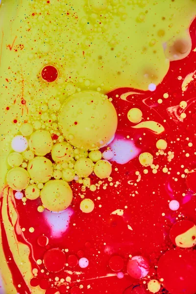 Bild Vertikal Röd Och Gul Akrylmålning Med Bubblor — Stockfoto