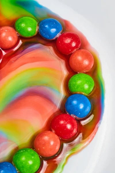 Kép Skittles Candy Ring Vérző Színek Fehér Háttér — Stock Fotó