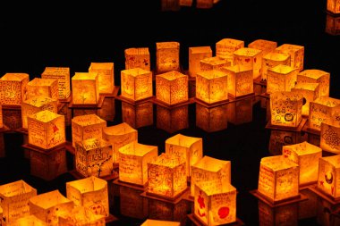 Siyah gölette parlayan altın fener görüntüsü