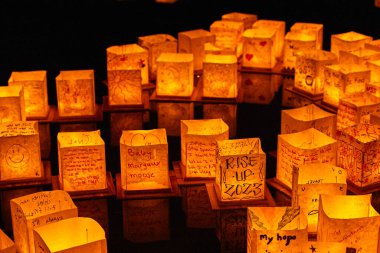 Festivalde parlayan altın rengi Japon fenerlerinin görüntüsü