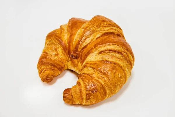 Bild Sidovy Färska Uppbackade Halvmåne Formade Croissant Vit Bakgrund — Stockfoto