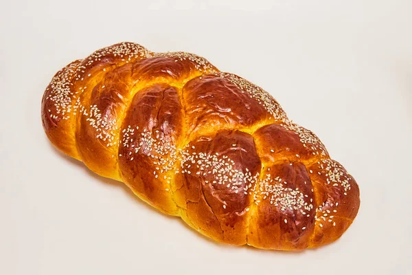 Bild Grekiskt Bröd Flätat Med Vita Frön Vit Bakgrund — Stockfoto