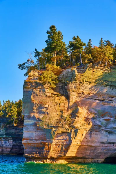 在密歇根州国家公园的岩石图片中 跳入海水的图像是一张悬崖脸 — 图库照片