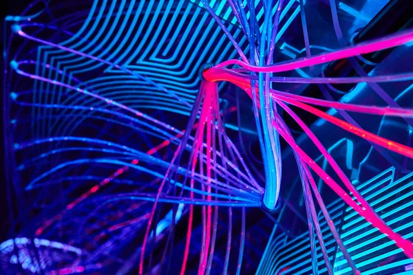 カラフルなLedテクノネオンのウェブを横断する画像青ピンクと紫 — ストック写真
