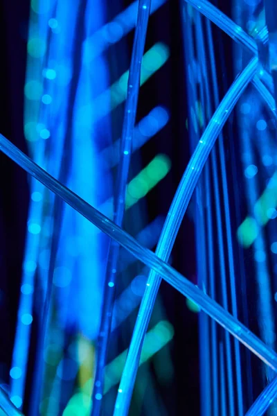 鮮やかなブルーネオンLedライトとテクノケーブルやワイヤのイメージ — ストック写真