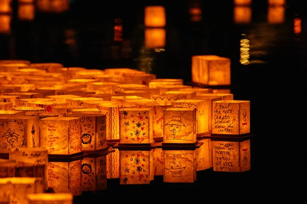 Image Close Golden Glowing Lanterns Floating Pond Night — Stock Photo, Image