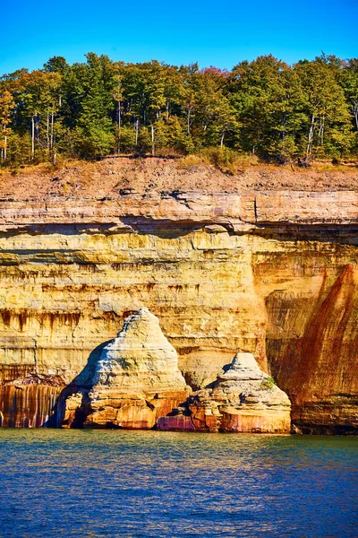 国家公园图片岩石崩塌悬崖墙壁跳出蓝宝石湖水与森林之上的图像 — 图库照片