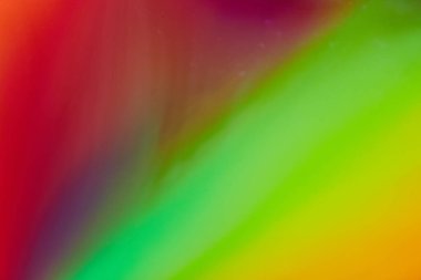 Sarı, yeşil, mor, kırmızı renkli görüntüler su rengi arkaplan varlığıyla soluyor