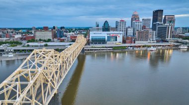 Truss Köprüsü 'nün Louisville şehir merkezine doğru uzanan görüntüsü.