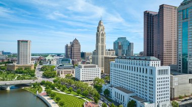 Thomas J. Moyer Ohio Yargı Merkezi ve Columbus Ohio 'daki diğer büyük binaların görüntüleri