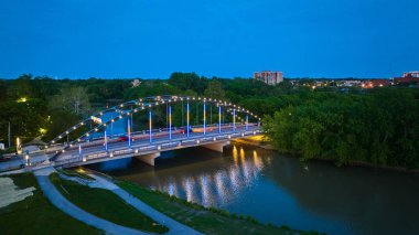 Akşam karanlığında MLK Köprüsü 'nün görüntüsü. Gece ışıkları Headwater Park hava sahasına açılıyor.