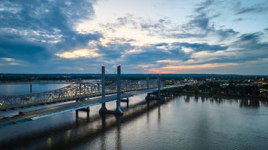 Şehir merkezindeki 500 Batı Kulesi Louisville KY Yeşillik Görüntü