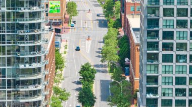 Columbus Ohio şehir merkezindeki Havacılık görüntüsü iki büyük ofis binası tarafından çerçevelenmiş.