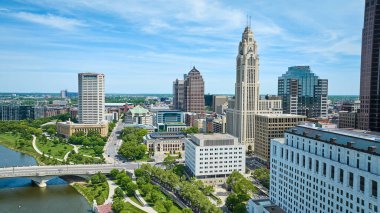 Şehir merkezindeki Columbus Ohio gökdelenlerinin yaz gezintisi ve Scioto Nehri boyunca parkları.