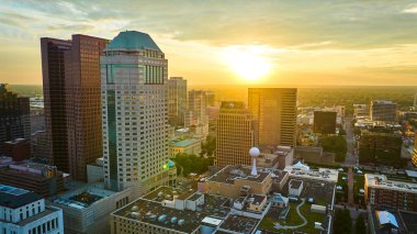 Huntington Merkezi ve Vern Riffe Devlet Binası 'nın arkasında hava sarısı gündoğumu görüntüsü