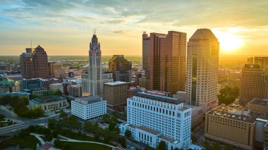 Scioto nehri ve Columbus Ohio şehir merkezindeki ana gökdelenlerin görüntüsü.