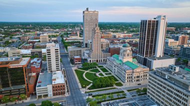 Fort Wayne 'in resmi. Yazın şehir merkezindeki hava sahası, adliye binası ve ana ofis binaları.