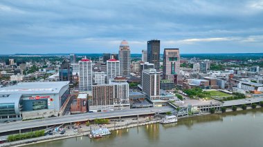 Louisville Kentucky hava sahasında mavi gündoğumunun görüntüsü