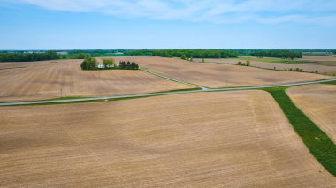 Temiz tarım arazisi görüntüsü yeşil hendekler, asfalt yollar, boş tarlalar...