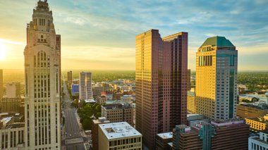 Gündoğumunda Columbus Ohio şehir merkezindeki çoklu gökdelenlerin görüntüsü