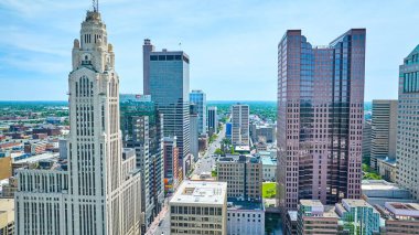Şehir manzaralı LeVeque Tower ve Huntington Center havası