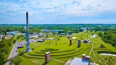 Mavi gökyüzünün yeşil Ariel Vakfı üzerindeki görüntüsü İHA görüntüsü ile geniş görüş alanı