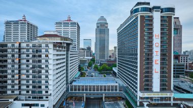 Şehir merkezindeki Louisville KY Otel gökdeleninin görüntüsü.
