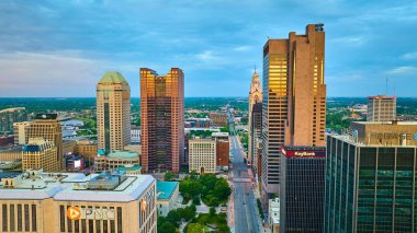Columbus Ohio şehir merkezinin göbeğindeki ofis pencerelerinde parıldayan muhteşem altın gün doğumu görüntüsü.