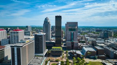 Louisville Kentucky havaalanının merkezindeki gökdelen binalarının görüntüsü.