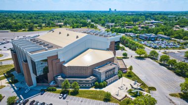 Uzak Fort Wayne şehir binalarıyla yapılan savaş anıtının üzerindeki Allen Ülke Savaşı Anıtı Stadyumu 'nun görüntüsü