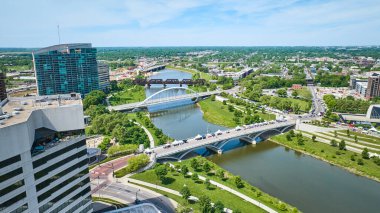 Columbus Ohio 'dan Scioto Nehri üzerindeki hava üssü üzerindeki çadırların görüntüleri.