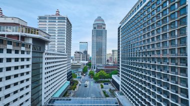 Louisville Kentucky hava sahasına giden gökdelen koridorunun görüntüsü