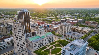 Fort Wayne Adliyesi 'nde PNC Center ve Lincoln Bank Tower binalarıyla Sunset' in görüntüsü