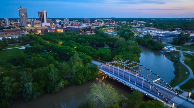 Martin Luther King Köprüsü 'nün çevresindeki alacakaranlık ışıkları ve parkın yakınındaki hava durumu görüntüsü